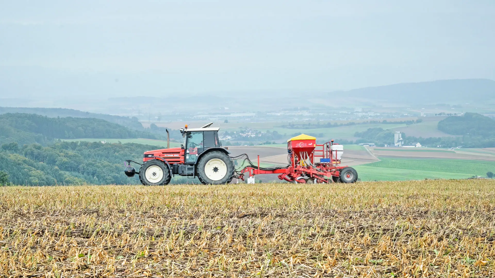 Der Landwirt Johannes Zauner aus Österreich mit seiner Direktsaatdrille von Gaspardo.